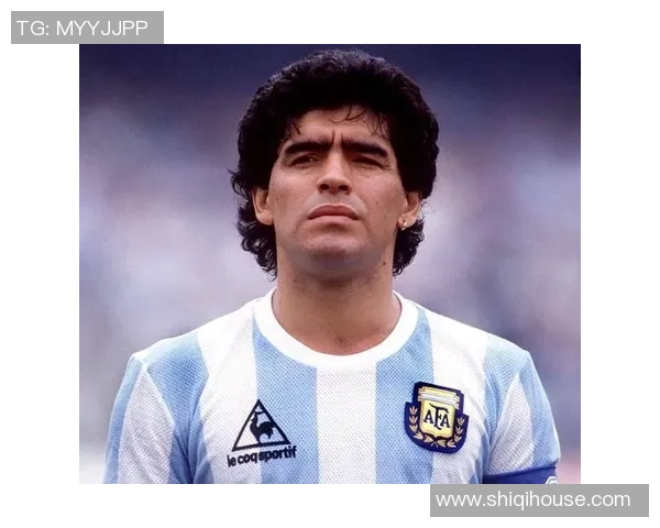 马拉多纳传奇时刻与球迷同庆 合照记录足球巨星永恒魅力